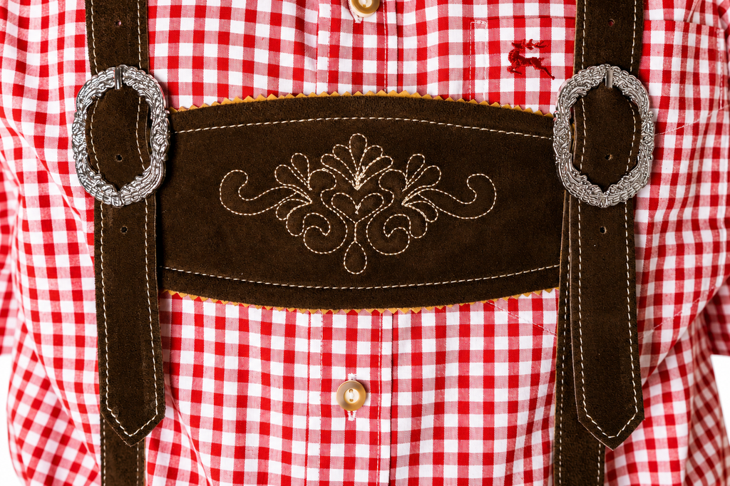 Lederhosenset Jupp met rood hemd en sokken